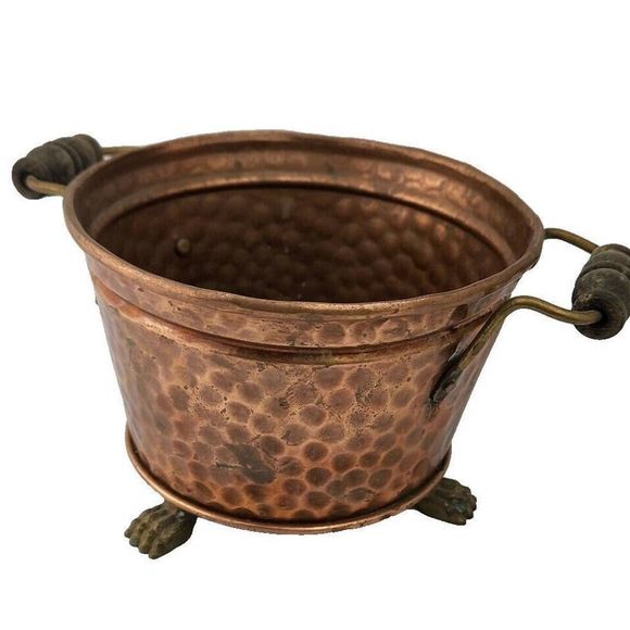 Vintage hammered copper pot, two wood handles & 3 paw feet, handcrafted - Picture 1 of 10